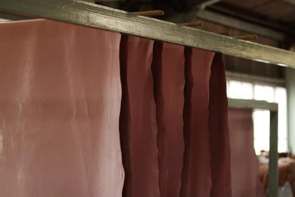 牛革のソフトでしなやかな手塗り作業で作られる革