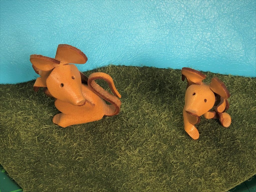全て革で作った綺麗な芝生に見立てた牛革アンゴラベロアの上で遊ぶネズミのジオラマ