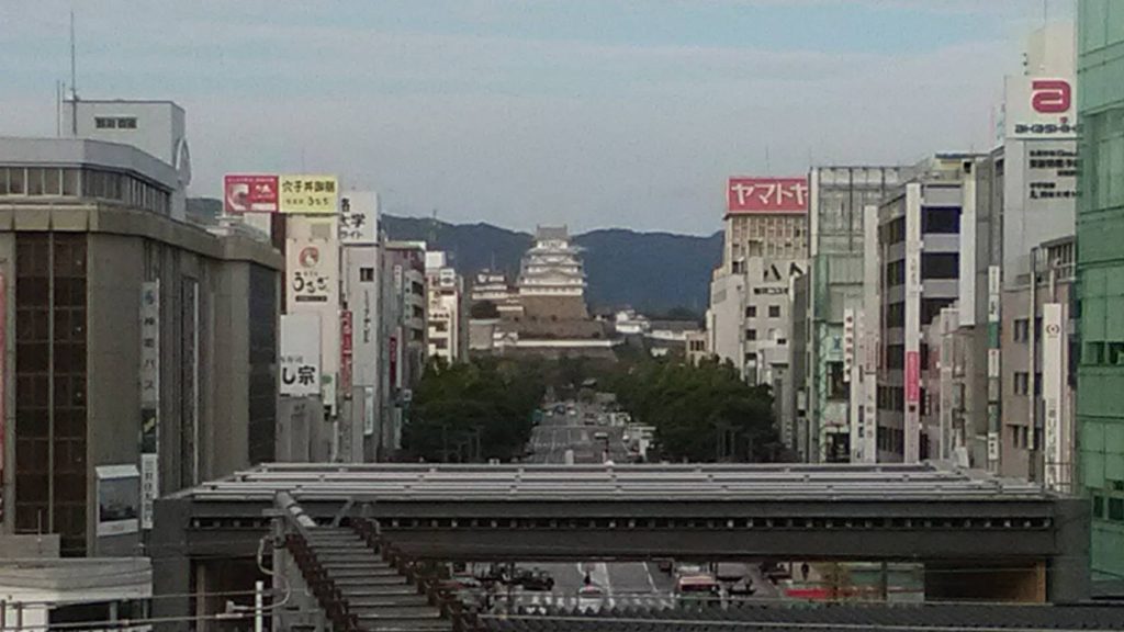 聖火中継地点のある姫路の駅から見える白が美しい姫路城の風景写真