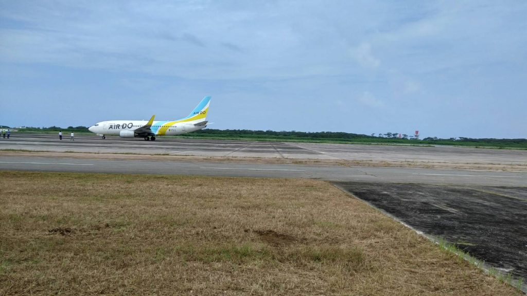 沖縄の宮古島に近辺にある下地島のオープンした空港で着陸したエアドゥーの飛行機