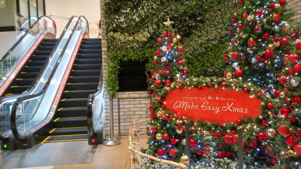 赤と緑が綺麗な楽しい気分になるクリスマスの季節に飾る市川駅のクリスマスツリー