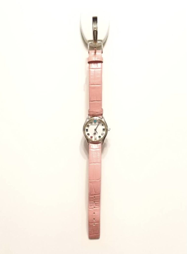 可愛らしい優しいイメージを持つカジュアルな服にも似合うピンク色の時計の革ベルト