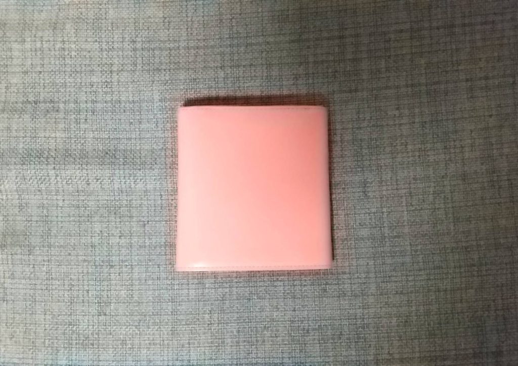 さくら色の正方形で小さい折り畳みの可愛い財布。