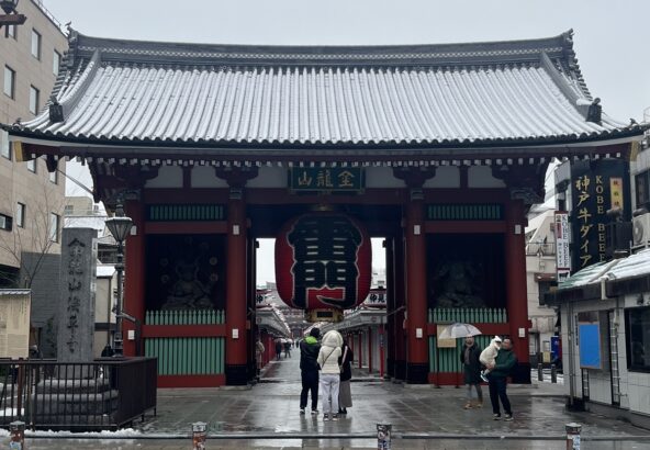 雪化粧をした浅草寺の雷門