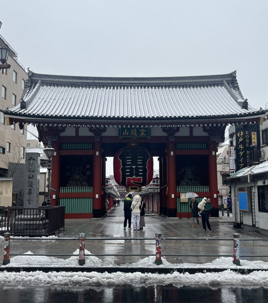 雪化粧をした浅草寺の雷門