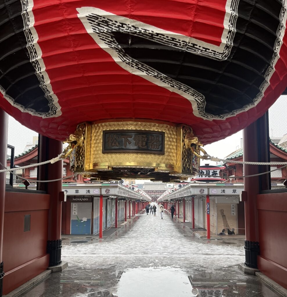 雷門を過ぎると見える雪が積もった浅草寺の仲見世通り。