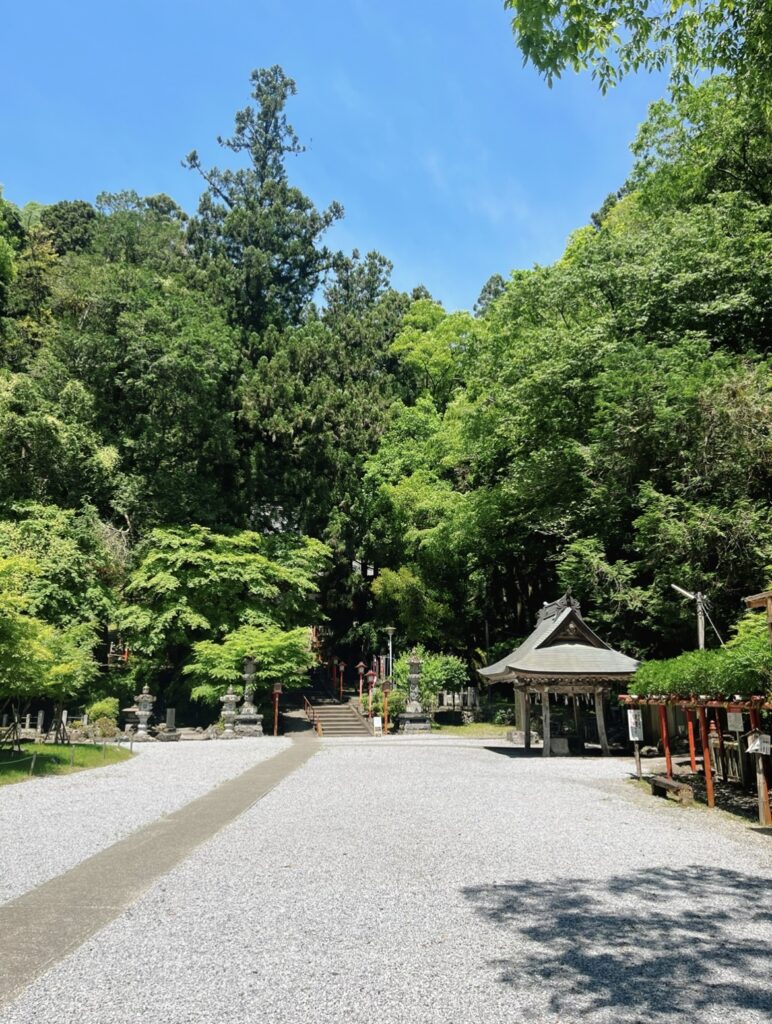栃木県にある草木に囲まれる中にある出流山万願寺の寺内