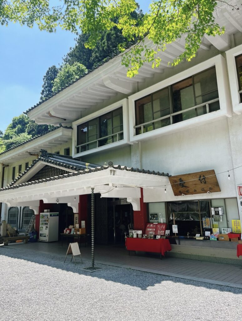 栃木県にある出流山満願寺の事務所とお守りと鯉の餌が売られている売店。
