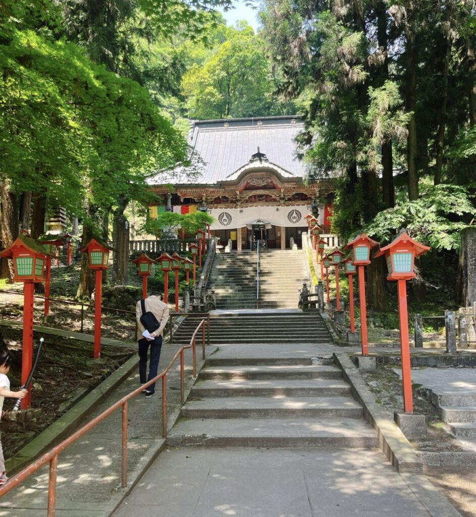 栃木県にある出流山満願寺の本堂に向かう参道