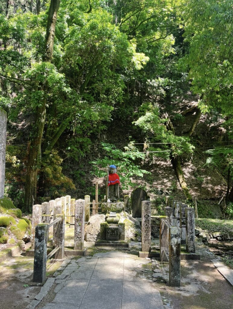 栃木県にある出流山満願寺の参道の途中にあるお地蔵様