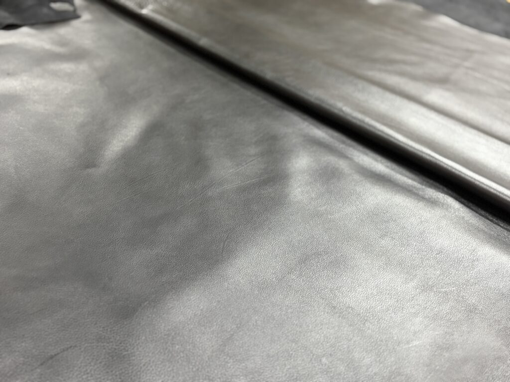 手塗りで表面を顔料加工したソフトな黒いシボ革